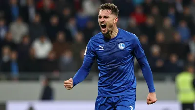 Lech Poznań pokonał Jagiellonię Białystok 2:1 po późnym golu Roberta Gumny, co pozwoliło drużynie z Poznania objąć...
