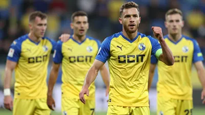 Lech Poznan wygrał mecz z KÍ Klaksvík 1-0, utrzymując czołowe miejsce w Ekstraklasie